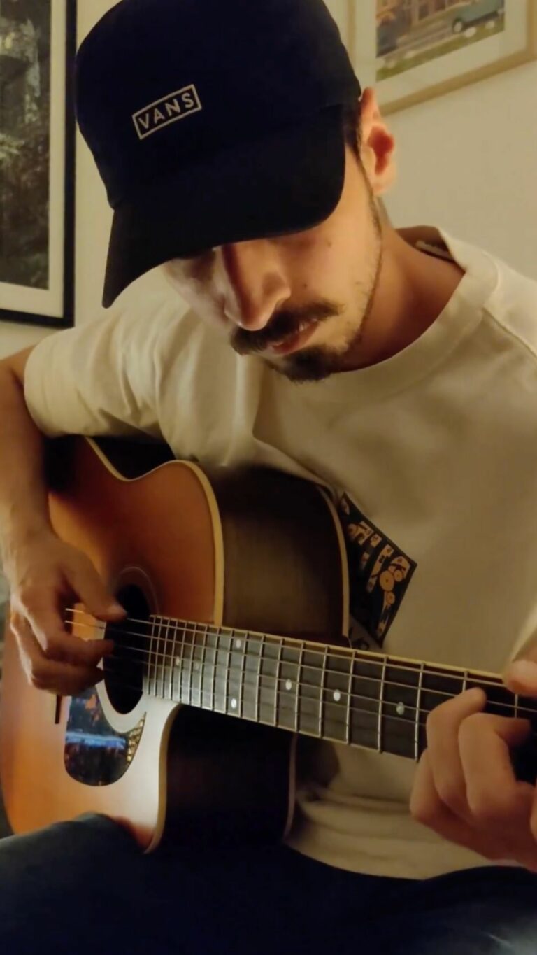 Photo tirée de mes réseaux de moi en train de jouer Eminem à la guitare