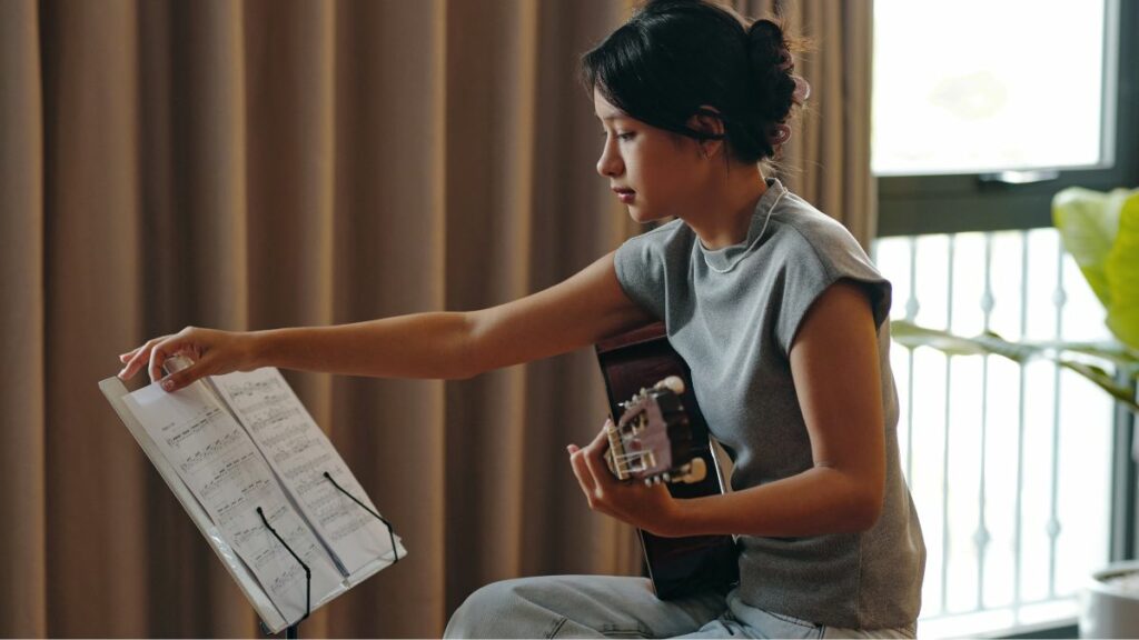 Une femme lisant une tablature de guitare