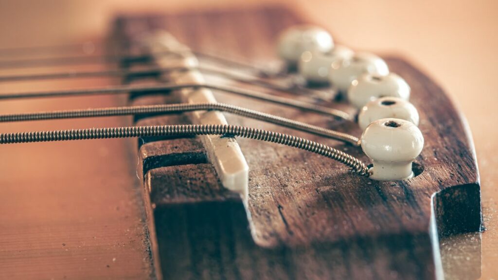 Chevalet avec cordes de guitare